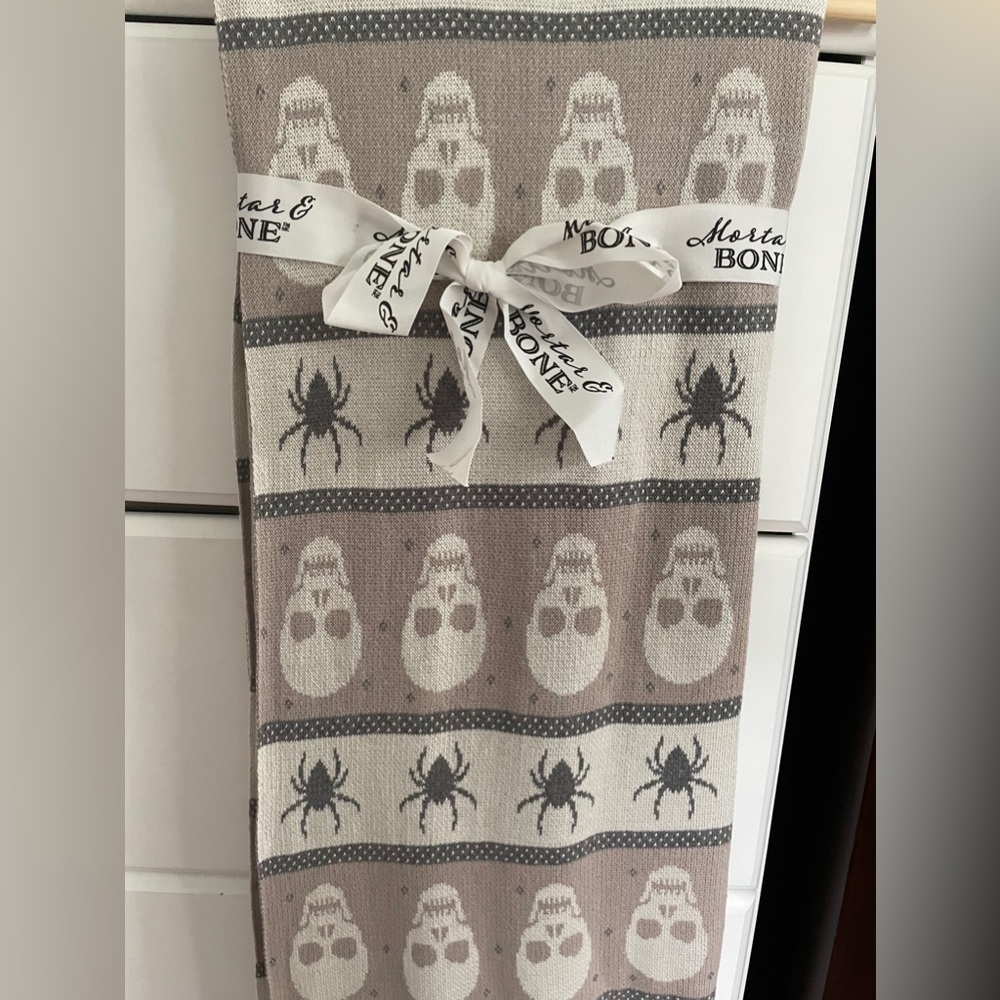 Halloween Skull Throw